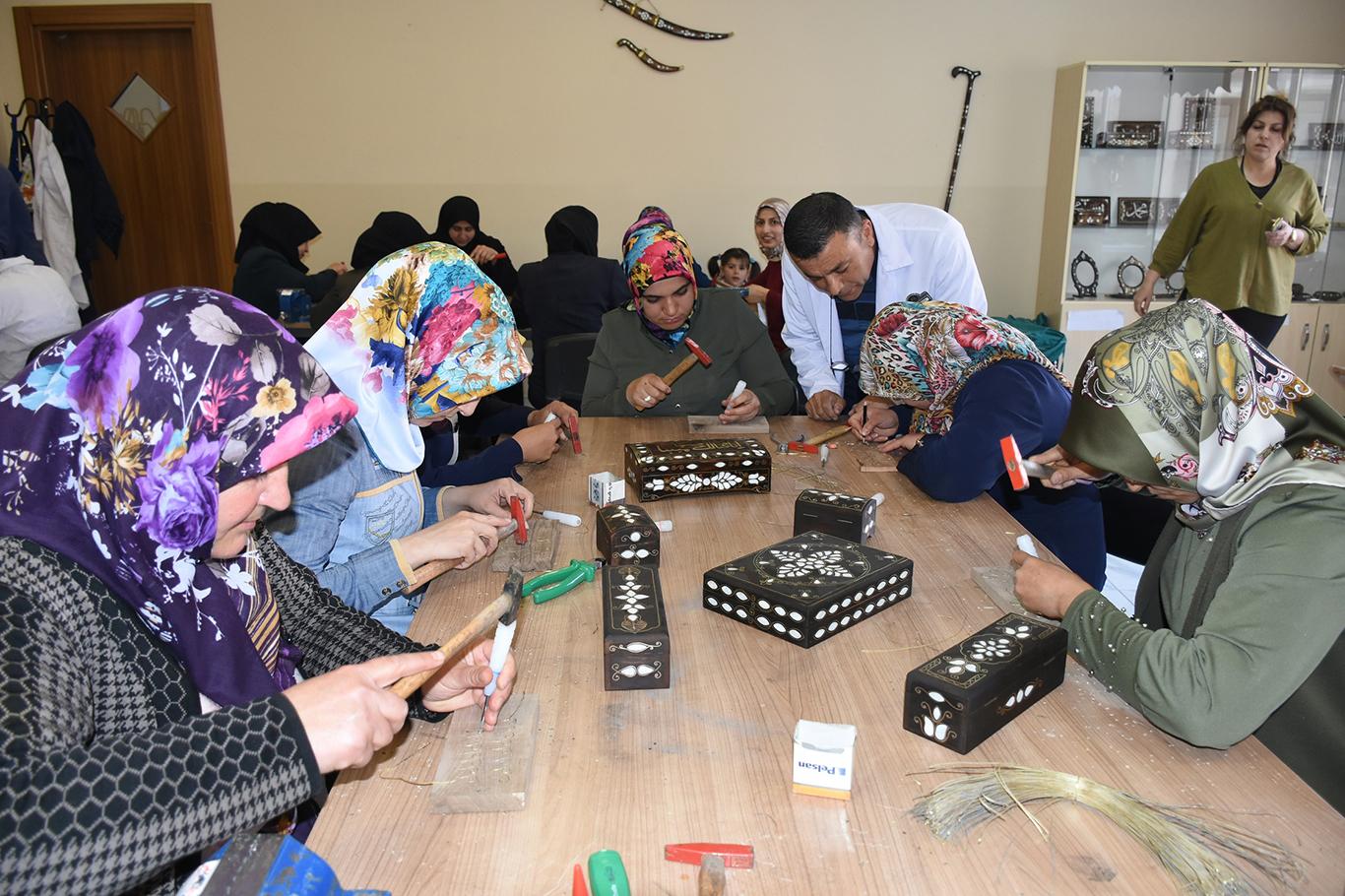 Sedef kakma sanatı kadın hüneriyle buluştu Sedef kakma sanatı kadın hüneriyle buluştu